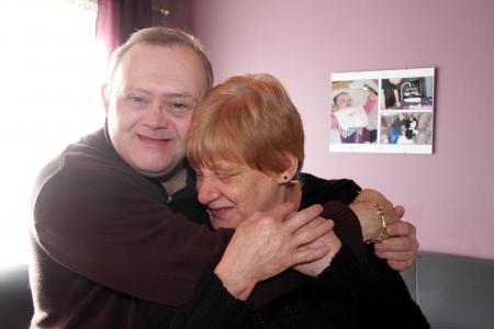  Pascal Scarsé, avec sa maman Monique, a dû s’inscrire comme demandeur d’emploi ! 